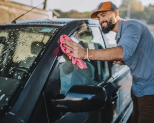 Vai lavar o carro em casa? Aprenda agora a maneira correta!