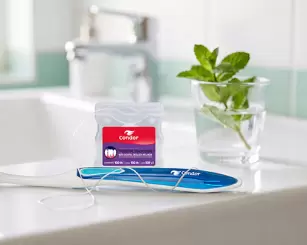 Fio dental: por que ele é tão importante quanto a escova de dentes?