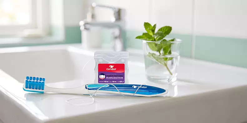 Fio dental: por que ele é tão importante quanto a escova de dentes?