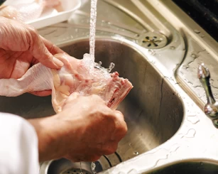 Afinal, pode lavar o frango? Guia definitivo sobre higienização de alimentos